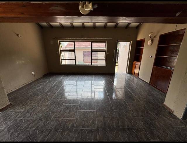 3 BEDROOM HOUSE FOR SALE IN BIRCHLEIGH NORTH